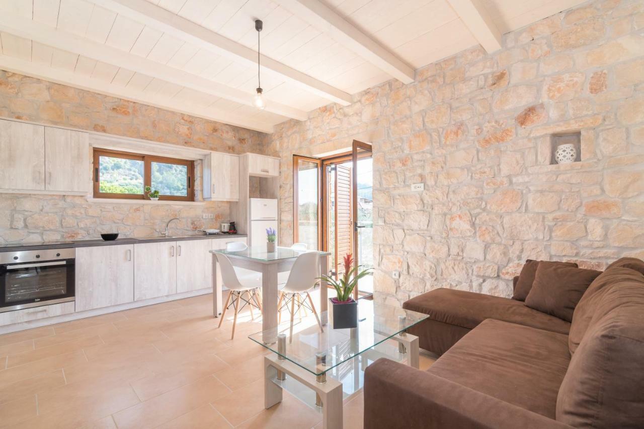 Green Stone Villas Apartments กาลามากี ภายนอก รูปภาพ
